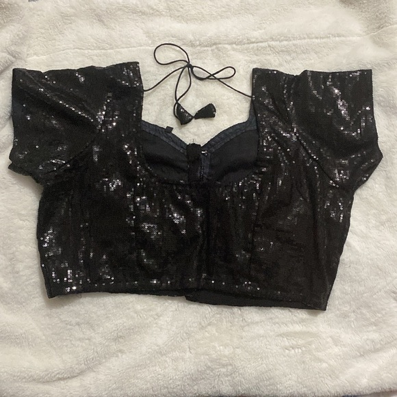 Pre-sewn easy to wear green saree - Picture 7 of 7